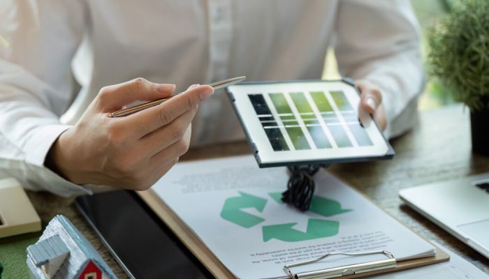Ein Mann zeigt eine Farbtabelle bei einer Energieberatung