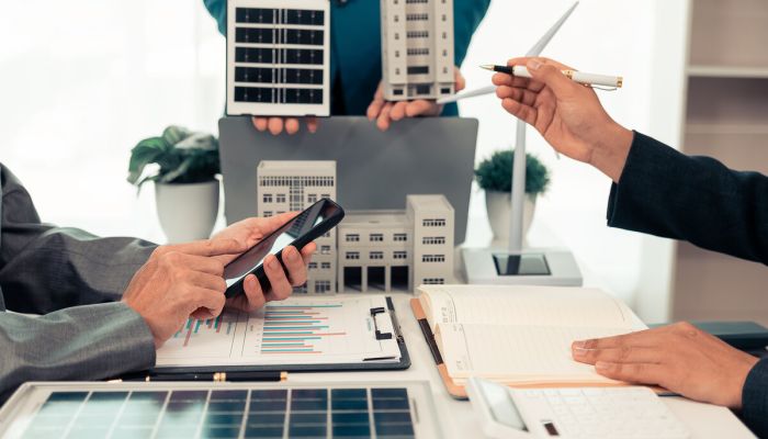 Schreibtisch mit Planungsunterlagen